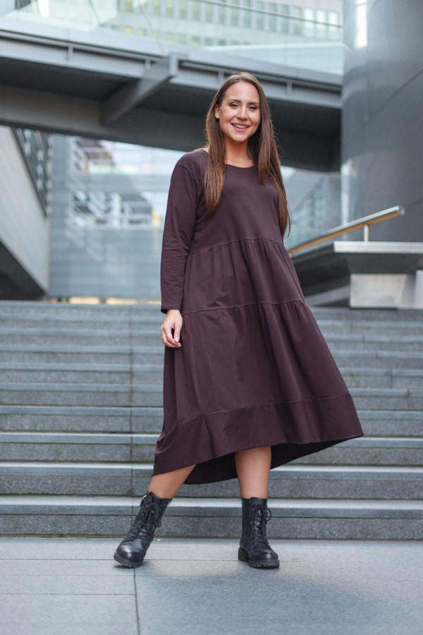 Sukienka plus size w kolorze czekoladowego brązu z 3/4 rękawem falbany Buzz 1