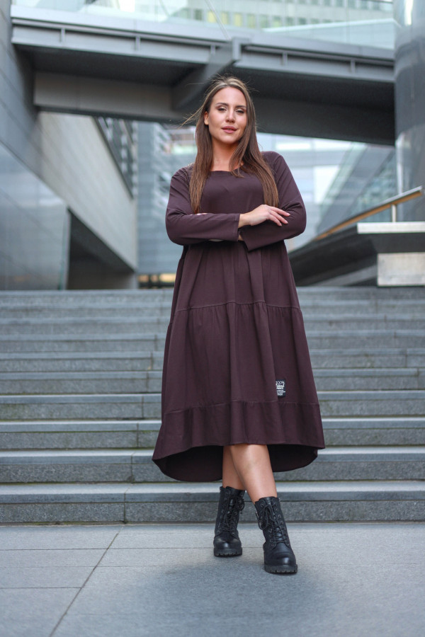 Sukienka plus size w kolorze czekoladowego brązu z 3/4 rękawem falbany Buzz 3