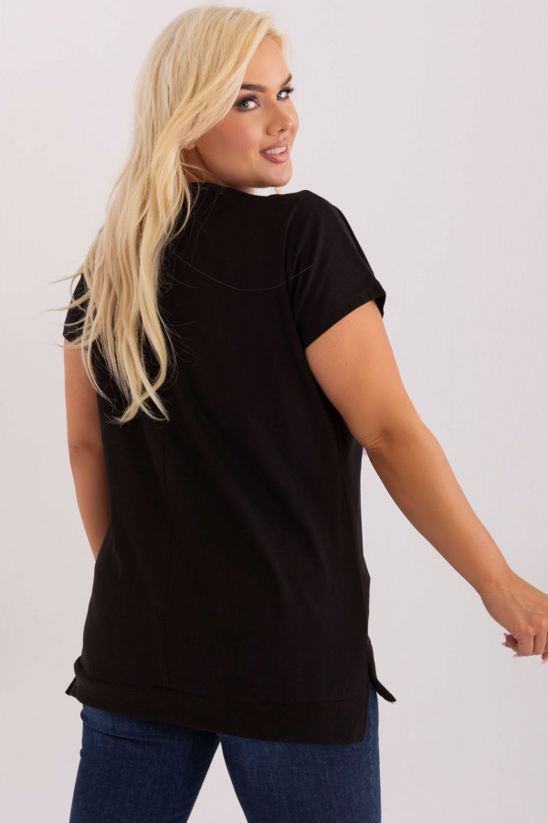 Sportowa bluzka damska plus size w kolorze czarnym krótki rękaw nadruk print pióra napis 3