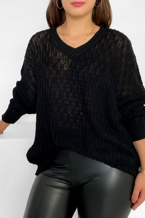 Luźny sweter damski oversize w kolorze czarnym dekolt V nietoperz Elenore 1