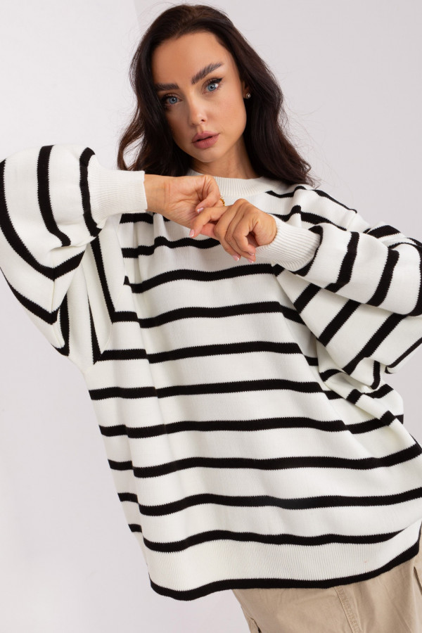 Sweter damski oversize luźne rękawy w kolorze białym paski Yamya 3