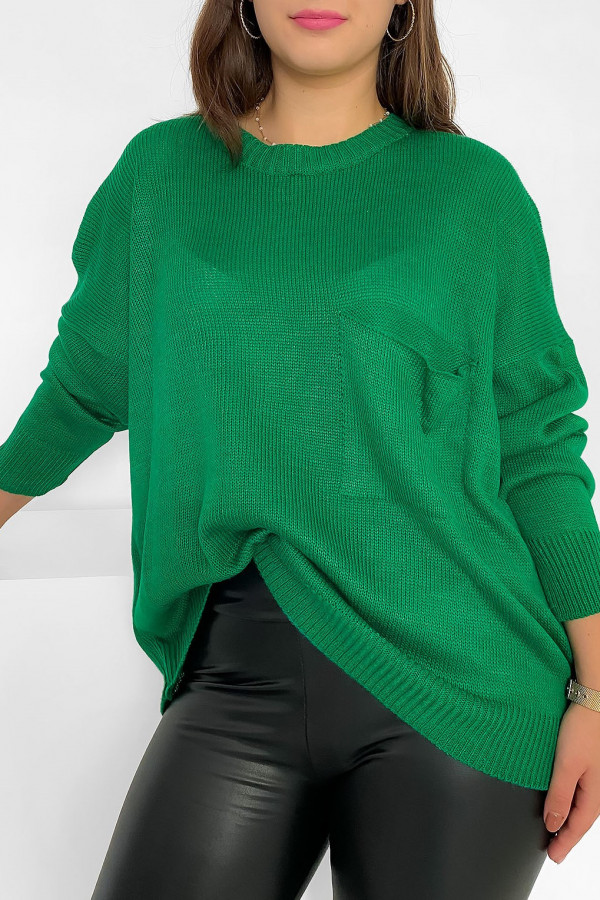 Krótki luźny sweter damski oversize w kolorze zielonym okrągły dekolt nietoperz kieszeń Hattie