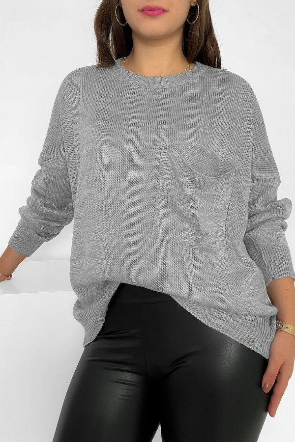 Krótki luźny sweter damski oversize w kolorze szarym okrągły dekolt nietoperz kieszeń Hattie 2