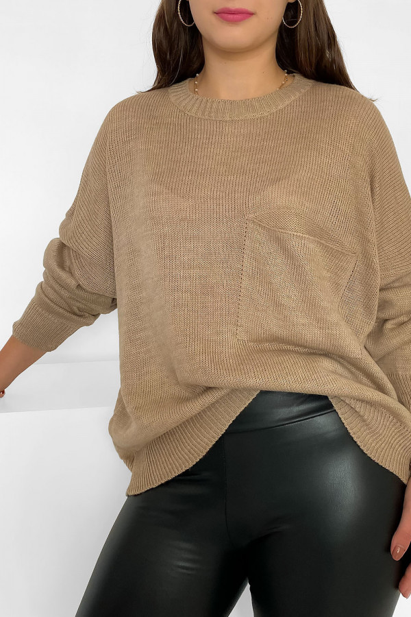 Krótki luźny sweter damski oversize w kolorze beżowym okrągły dekolt nietoperz kieszeń Hattie 2