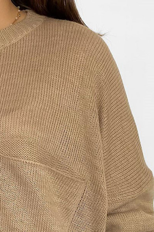 Krótki luźny sweter damski oversize w kolorze beżowym okrągły dekolt nietoperz kieszeń Hattie 1