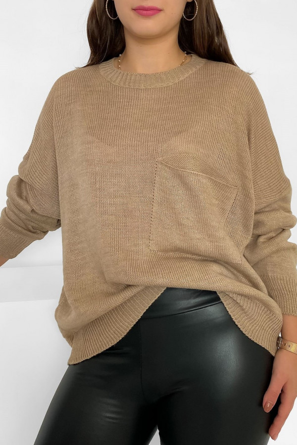 Krótki luźny sweter damski oversize w kolorze beżowym okrągły dekolt nietoperz kieszeń Hattie