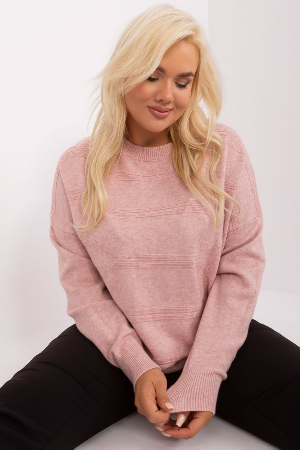 Sweter damski plus size w kolorze jasno różowym z delikatnym wzorem milutki cozy