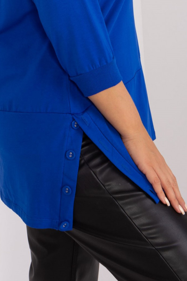 Tunika bluzka plus size w kolorze kobaltowym napisy wiązany dekolt Chunni 3
