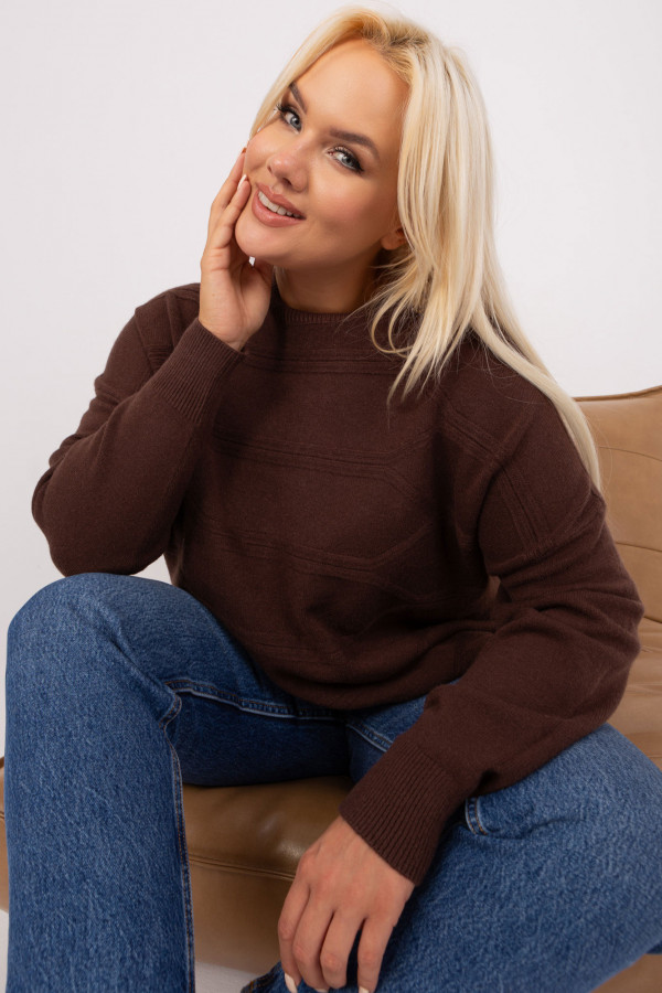 Sweter damski plus size w kolorze ciemno brązowym z delikatnym wzorem milutki cozy
