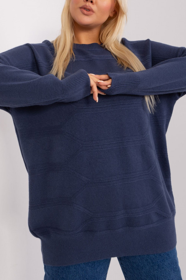 Sweter damski plus size w kolorze granatowym z delikatnym wzorem milutki cozy