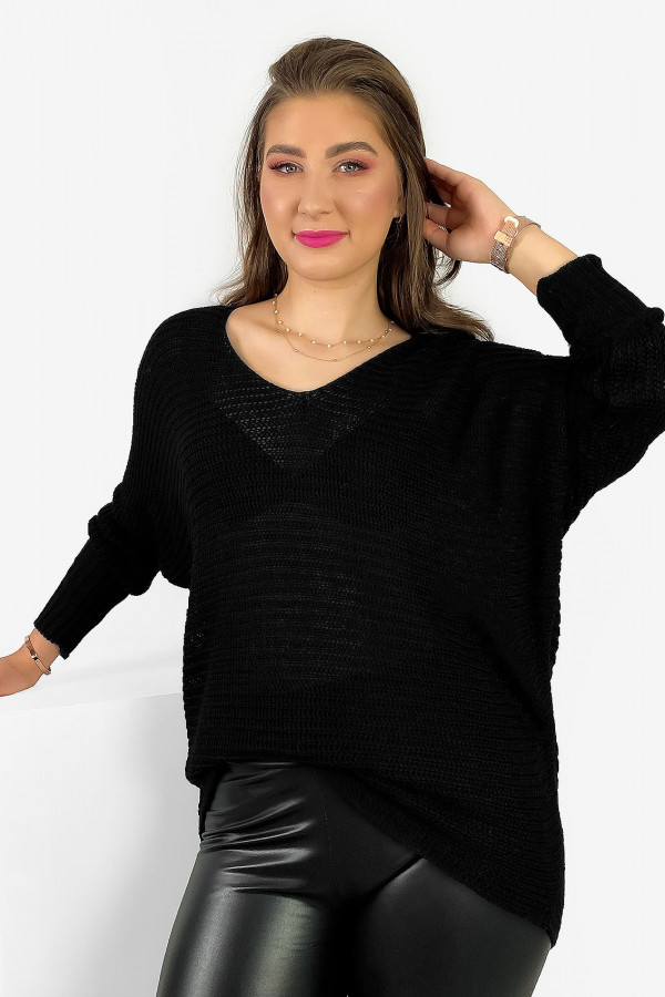 Lekki sweter plus size w kolorze czarnym nietoperz dekolt w serek Orin 1