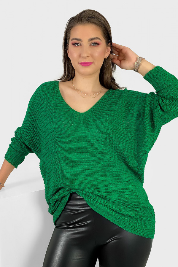 Lekki sweter plus size w kolorze zielonym nietoperz dekolt w serek Orin 1