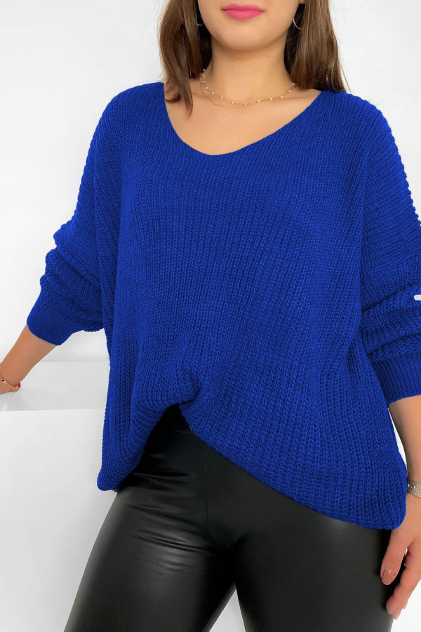 Duży oversize sweter damski w kolorze kobaltowym dekolt V nietoperz Adel 1