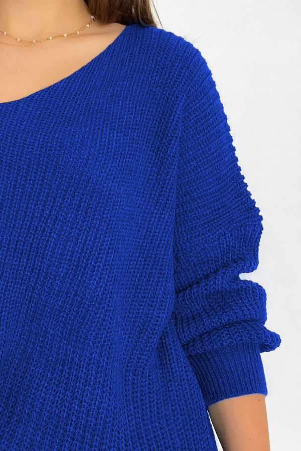 Duży oversize sweter damski w kolorze kobaltowym dekolt V nietoperz Adel 2