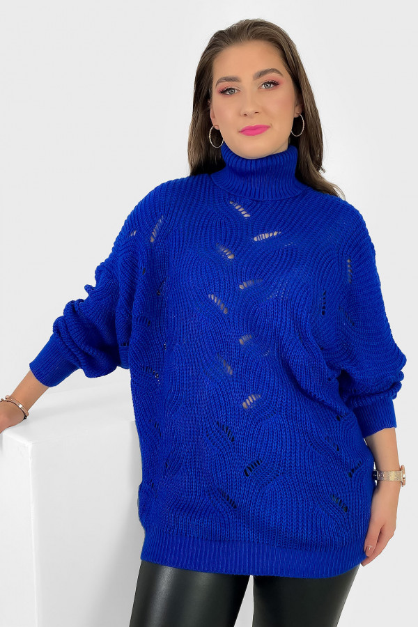 Lekki sweterek oversize damski plus size w kolorze kobaltowym golf wzór ażur Temo 2
