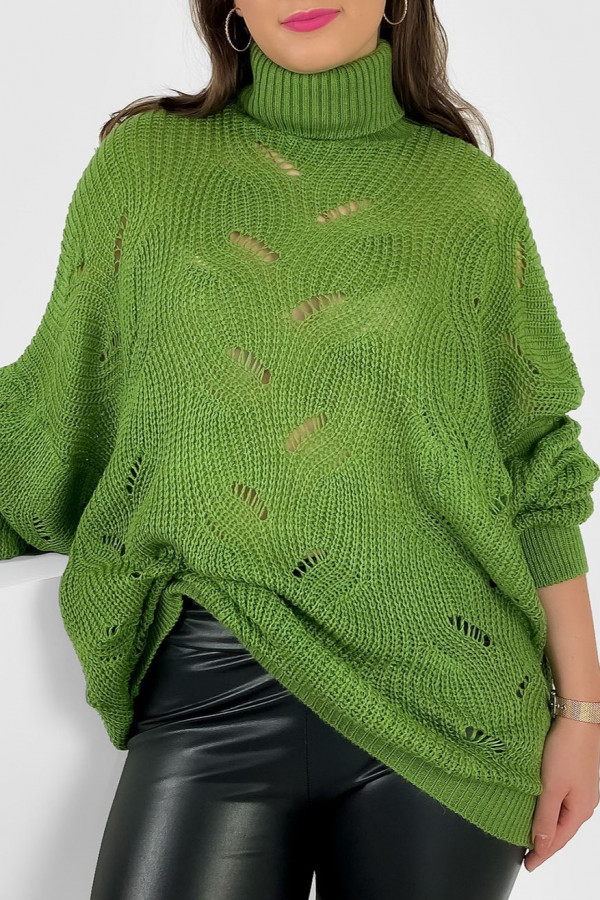 Lekki sweterek oversize damski plus size w kolorze oliwkowym golf wzór ażur Temo