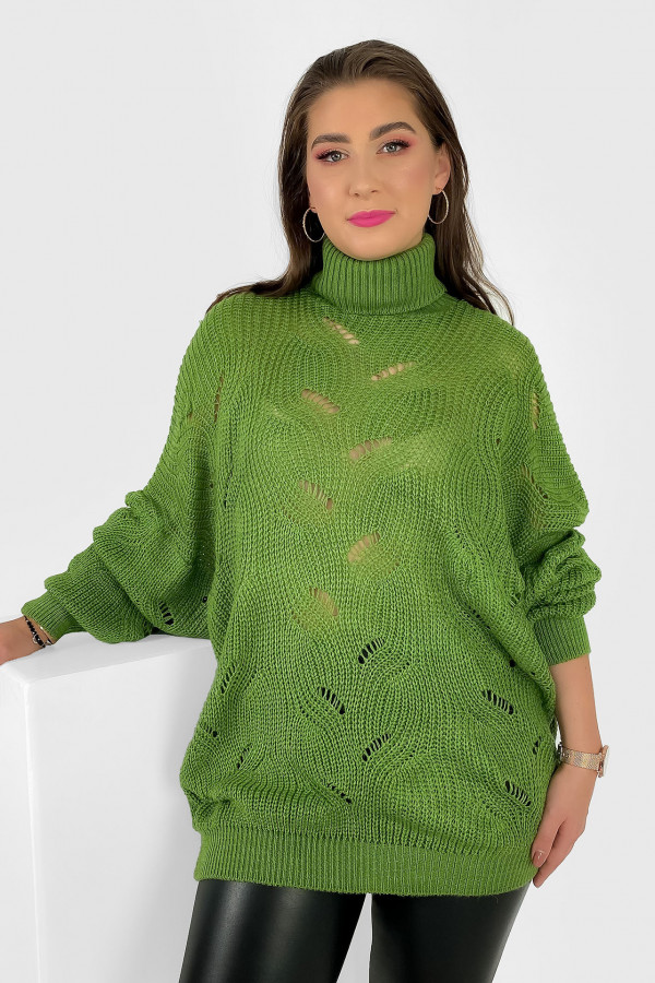 Lekki sweterek oversize damski plus size w kolorze oliwkowym golf wzór ażur Temo 2