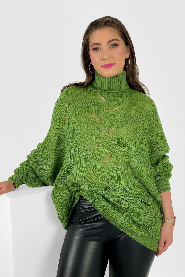Lekki sweterek oversize damski plus size w kolorze oliwkowym golf wzór ażur Temo 1