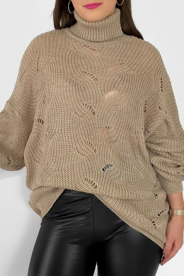 Lekki sweterek oversize damski plus size w kolorze beżowym golf wzór ażur Temo