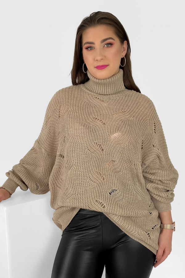 Lekki sweterek oversize damski plus size w kolorze beżowym golf wzór ażur Temo 1