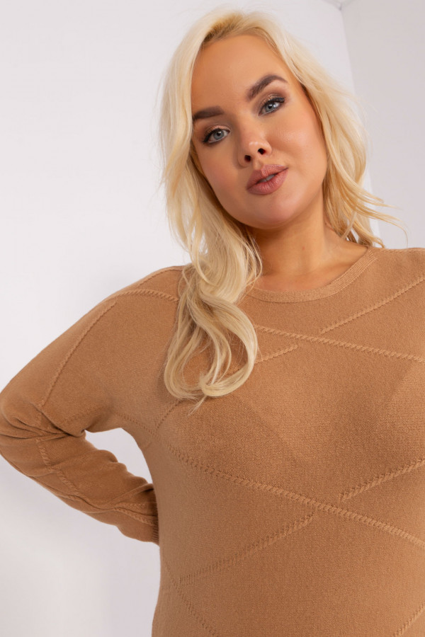 Asymetryczny sweter damski w kolorze carmelowym z delikatnym wzorem Anais 1