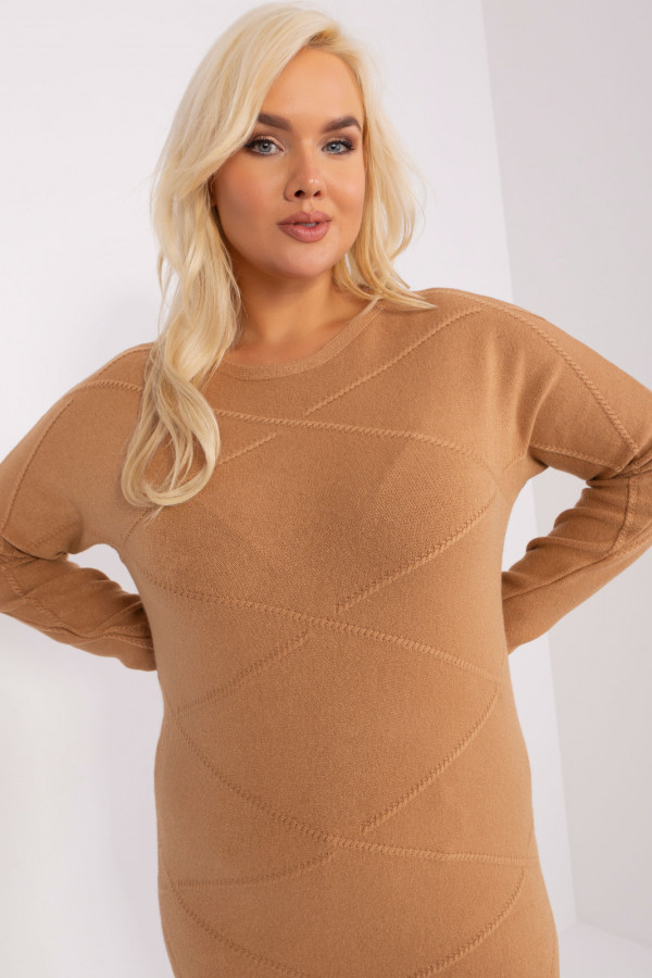 Asymetryczny sweter damski w kolorze carmelowym z delikatnym wzorem Anais 2