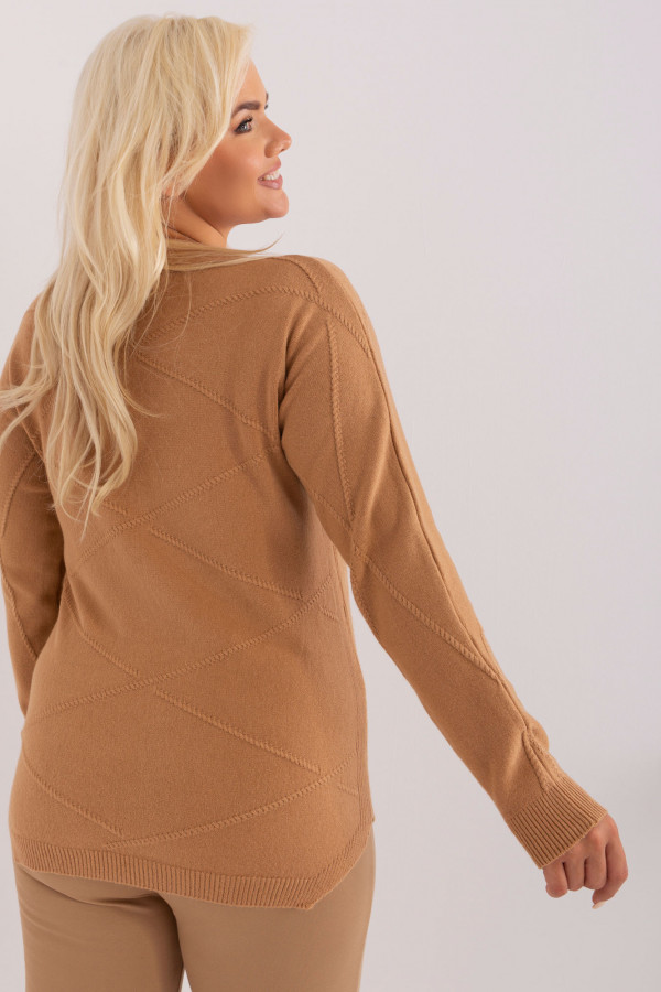 Asymetryczny sweter damski w kolorze carmelowym z delikatnym wzorem Anais 4