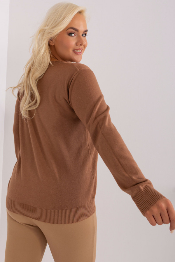 Milutki sweterek bluzka damska plus size w kolorze carmelowym dekolt guziczki Abby 5