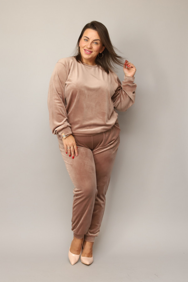 Welurowy dres damski plus size w kolorze beż cappuccino komplet spodnie i bluza Alice 4