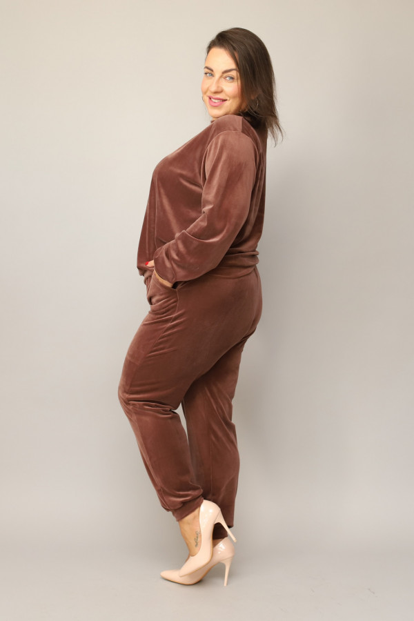 Welurowy dres damski plus size w kolorze czekoladowym komplet spodnie i bluza Alice 3