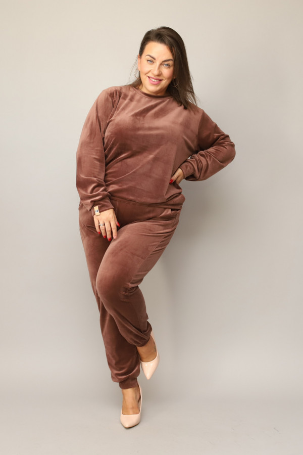 Welurowy dres damski plus size w kolorze czekoladowym komplet spodnie i bluza Alice 1