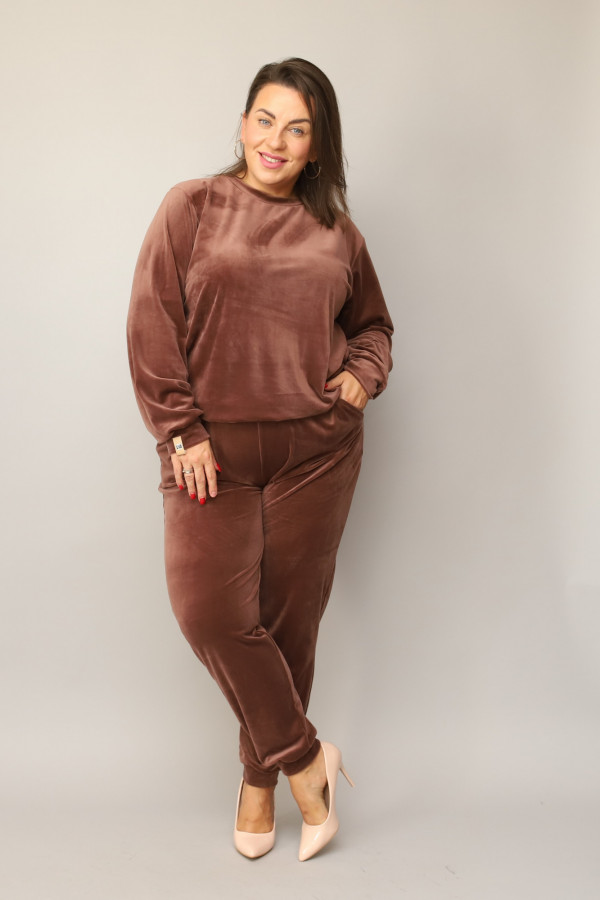 Welurowy dres damski plus size w kolorze czekoladowym komplet spodnie i bluza Alice 4