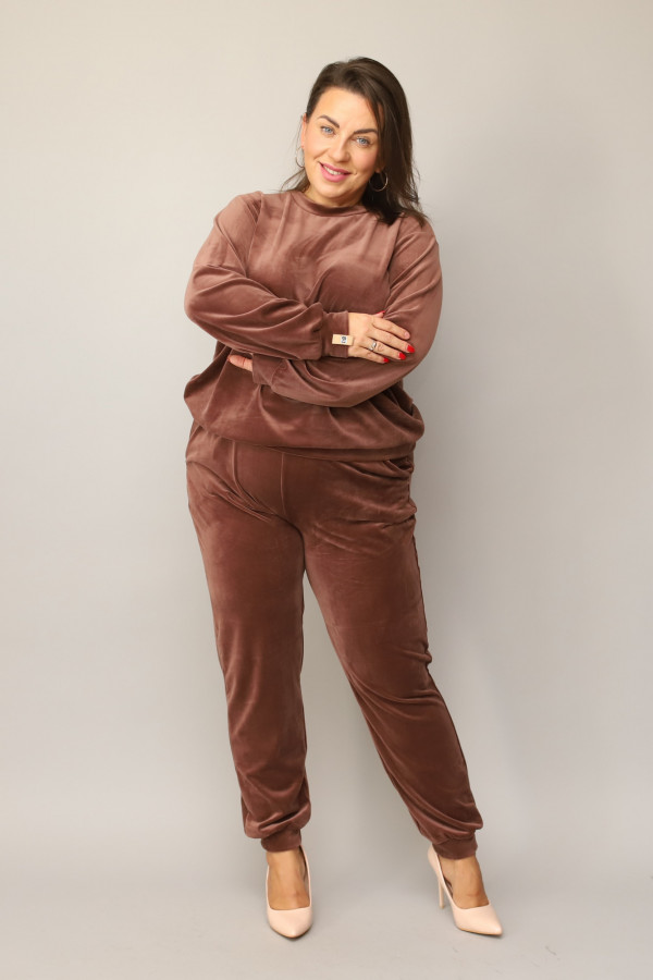 Welurowy dres damski plus size w kolorze czekoladowym komplet spodnie i bluza Alice 2