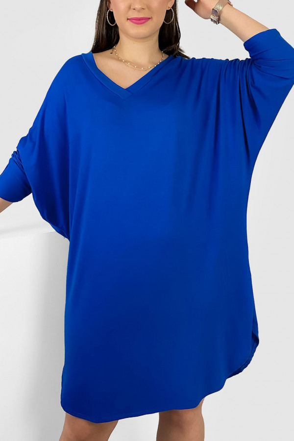 Duża lekka tunika bluzka damska z wiskozy w kolorze kobaltowym oversize dłuższy tył V-dekolt Hazel
