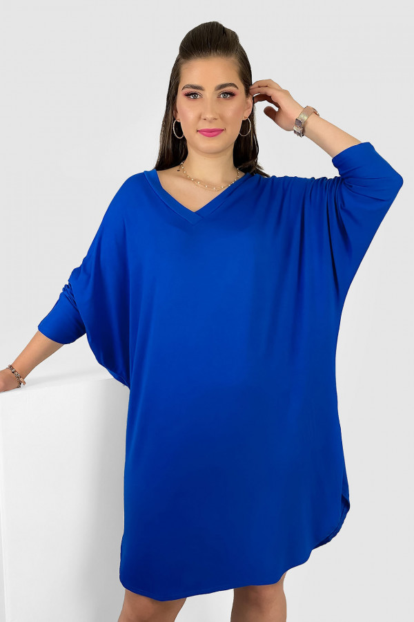 Duża lekka tunika bluzka damska z wiskozy w kolorze kobaltowym oversize dłuższy tył V-dekolt Hazel 1