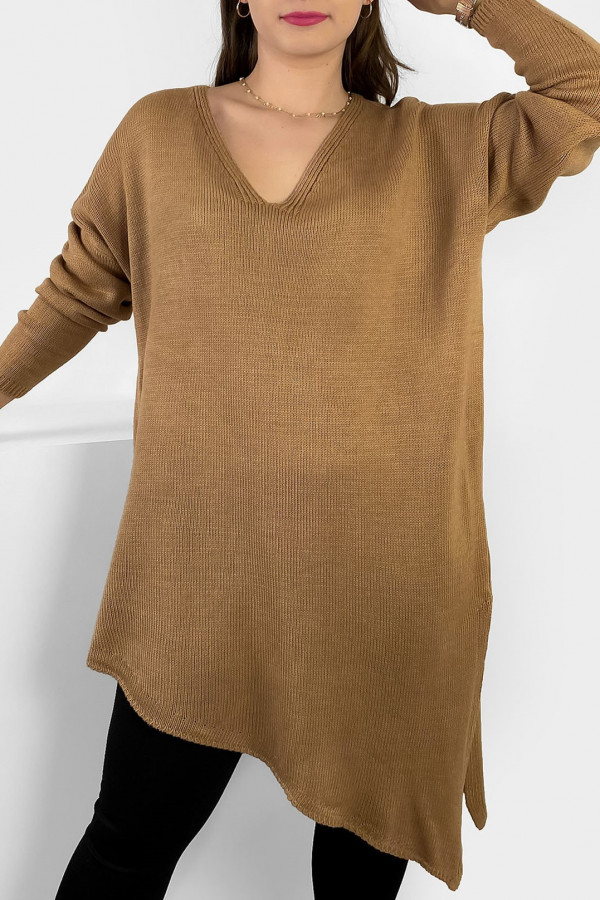 Długi asymetryczny sweter tunika damska oversize w kolorze camelowym rozcięcie Prince