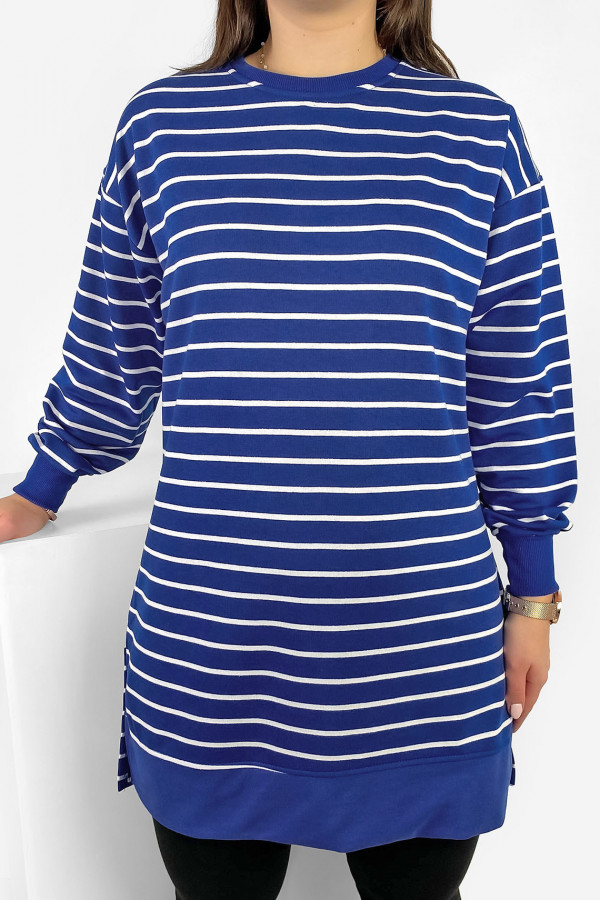 Długa bluza dresowa tunika damska w kolorze kobaltowym paski rozcięcie Basti