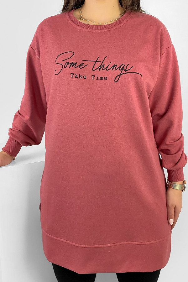 Długa bluza dresowa tunika damska w kolorze indyjskiego różu napis Some things take time