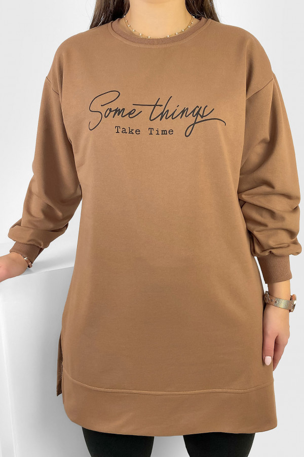 Długa bluza dresowa tunika damska w kolorze latte napis Some things take time