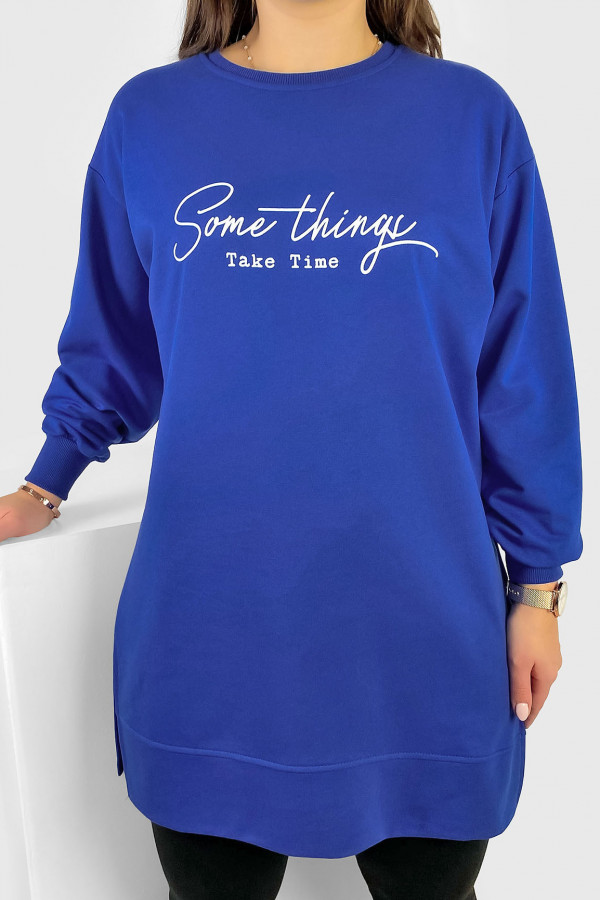 Długa bluza dresowa tunika damska w kolorze kobaltowym napis Some things take time