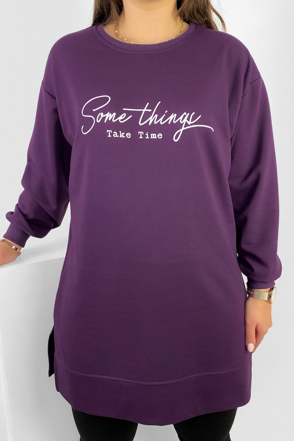 Długa bluza dresowa tunika damska w kolorze fioletowym napis Some things take time