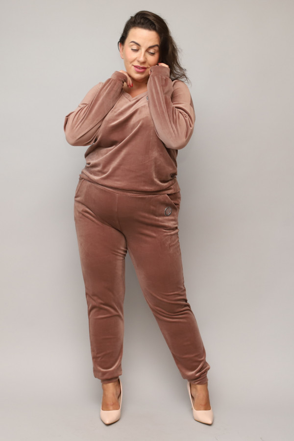 Welurowy dres damski plus size w kolorze cappuccino latte komplet spodnie i bluza w serek Patty 3