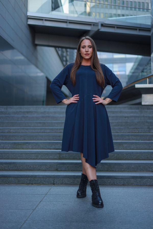 Sukienka plus size w kolorze granatowym z kieszeniami asymetryczny przód długi rękaw Shea 2