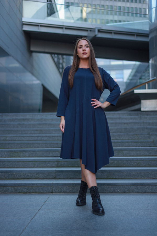 Sukienka plus size w kolorze granatowym z kieszeniami asymetryczny przód długi rękaw Shea 1