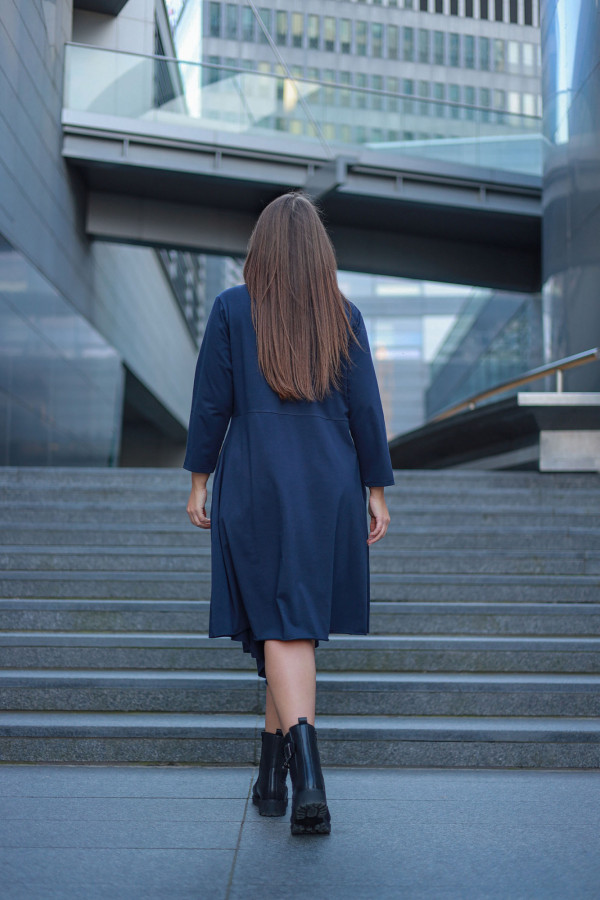 Sukienka plus size w kolorze granatowym z kieszeniami asymetryczny przód długi rękaw Shea 8