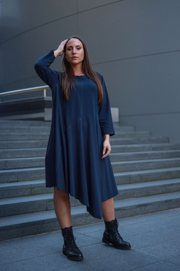 Sukienka plus size w kolorze granatowym z kieszeniami asymetryczny przód długi rękaw Shea 5