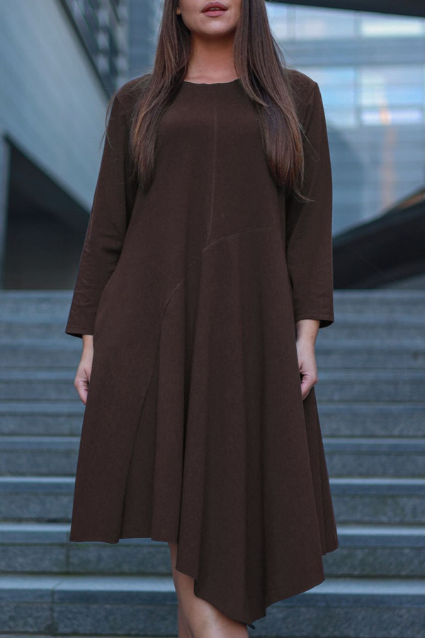 Sukienka plus size w kolorze brązowym z kieszeniami asymetryczny przód długi rękaw Shea