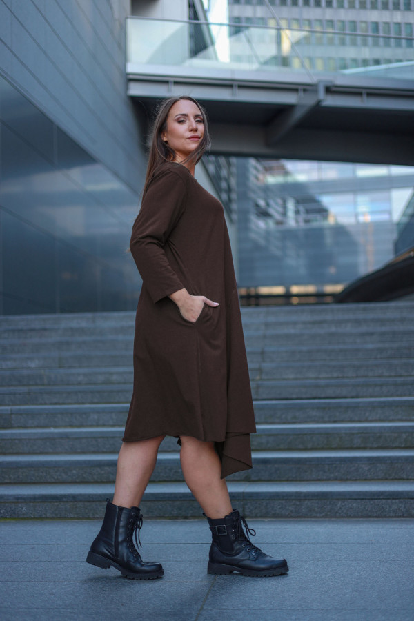 Sukienka plus size w kolorze brązowym z kieszeniami asymetryczny przód długi rękaw Shea 2