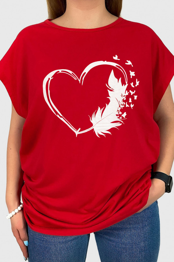 T-shirt damski plus size w kolorze czerwonym print serce piórko odlatujące ptaki