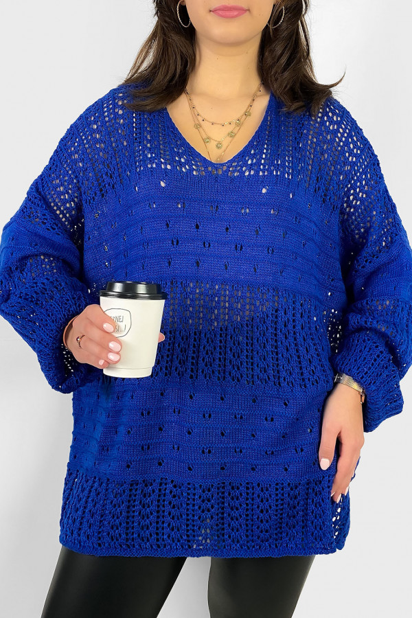 Duży ażurowy sweter damski oversize w kolorze kobaltowym rozcięcie dłuższy tył Levi 3